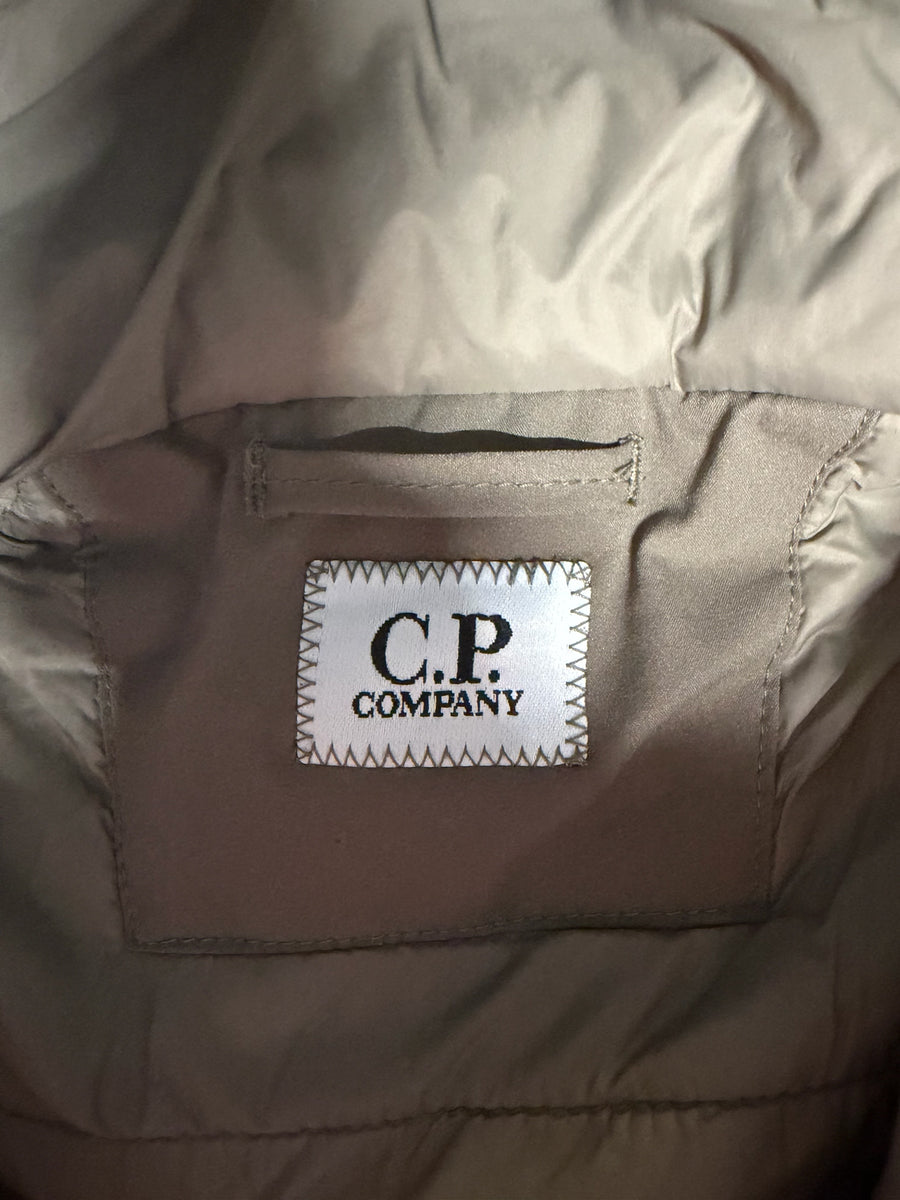 Étiquette intérieure de marque C.P. Company sur une veste technique beige Secondstore