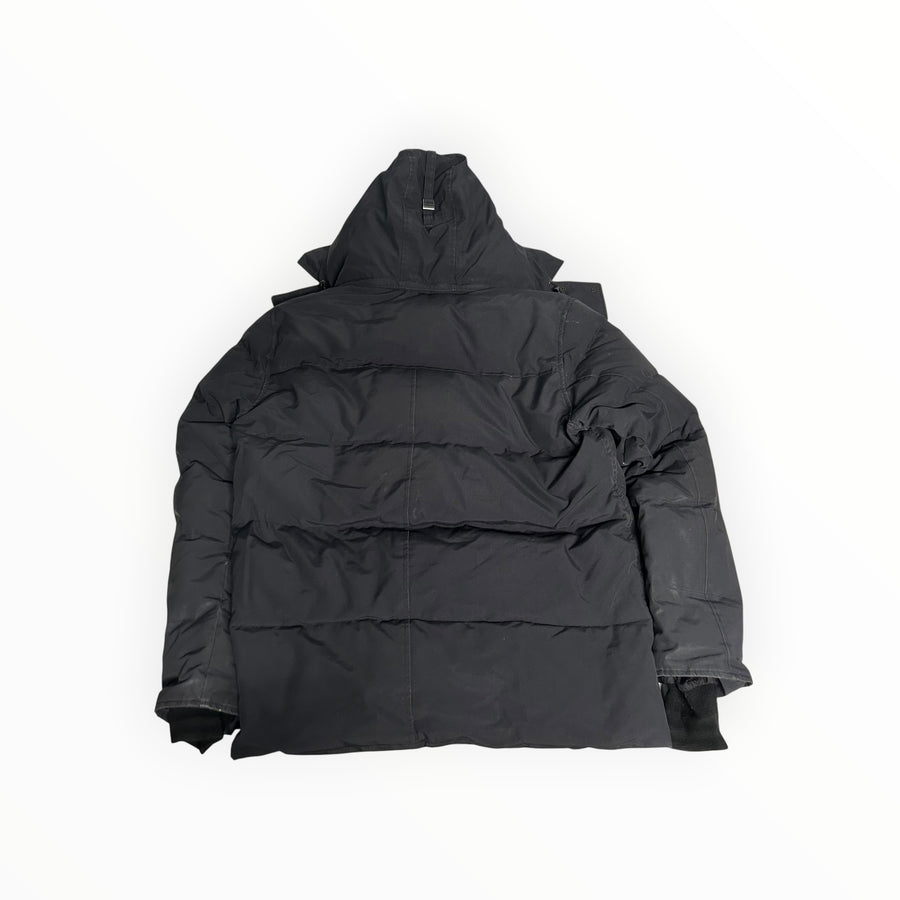 Parka doudoune noire Secondstore Canada Goose avec capuche, vue arrière montrant le matelassage et les poignets ajustés