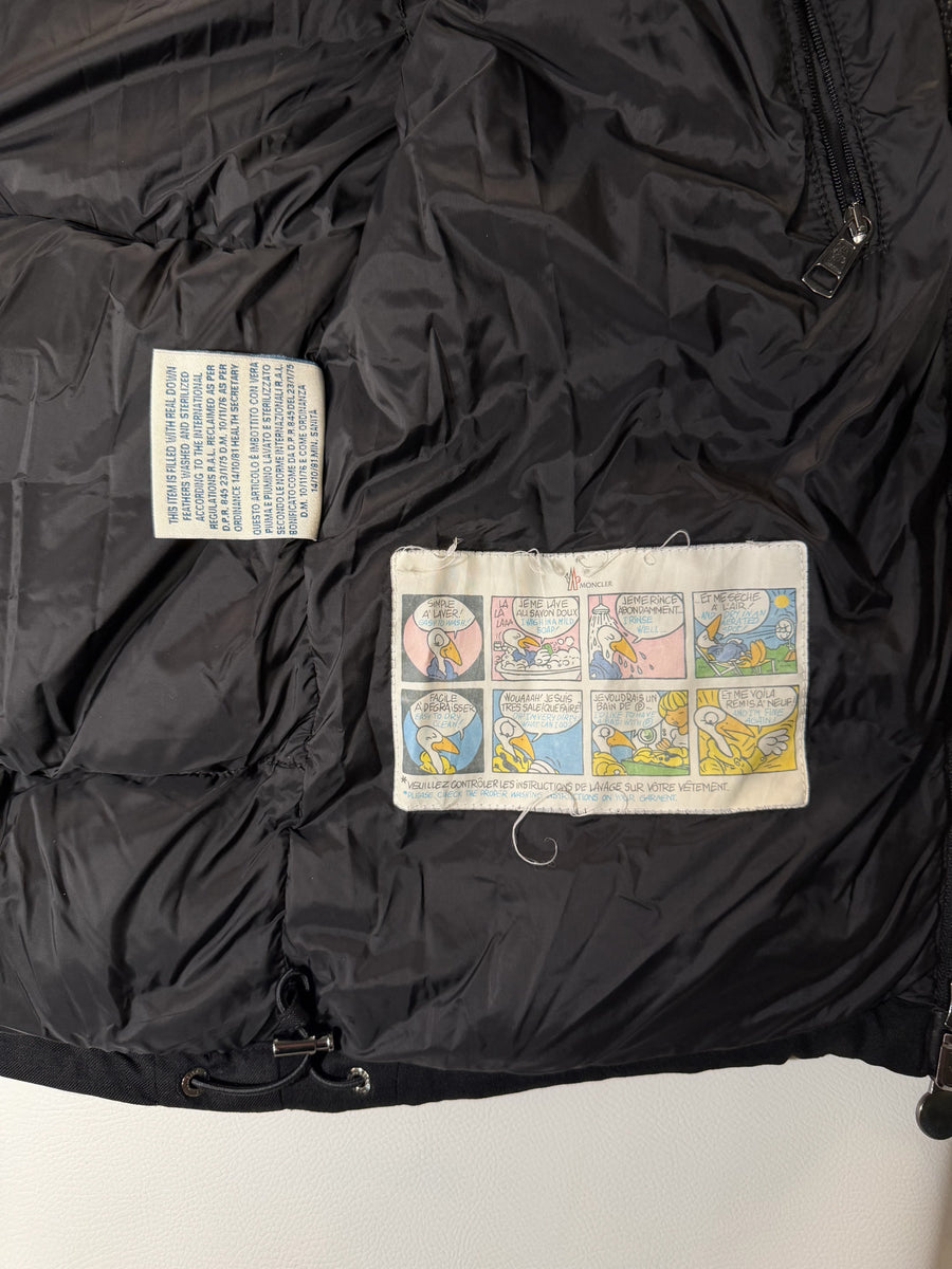 Étiquette intérieure Secondstore d'une doudoune Moncler noire avec instructions de lavage illustrées et logo