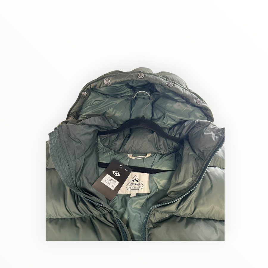 Secondstore doudoune Pyrenex vert profond à capuche avec garnissage en duvet et logo emblématique sur l'étiquette