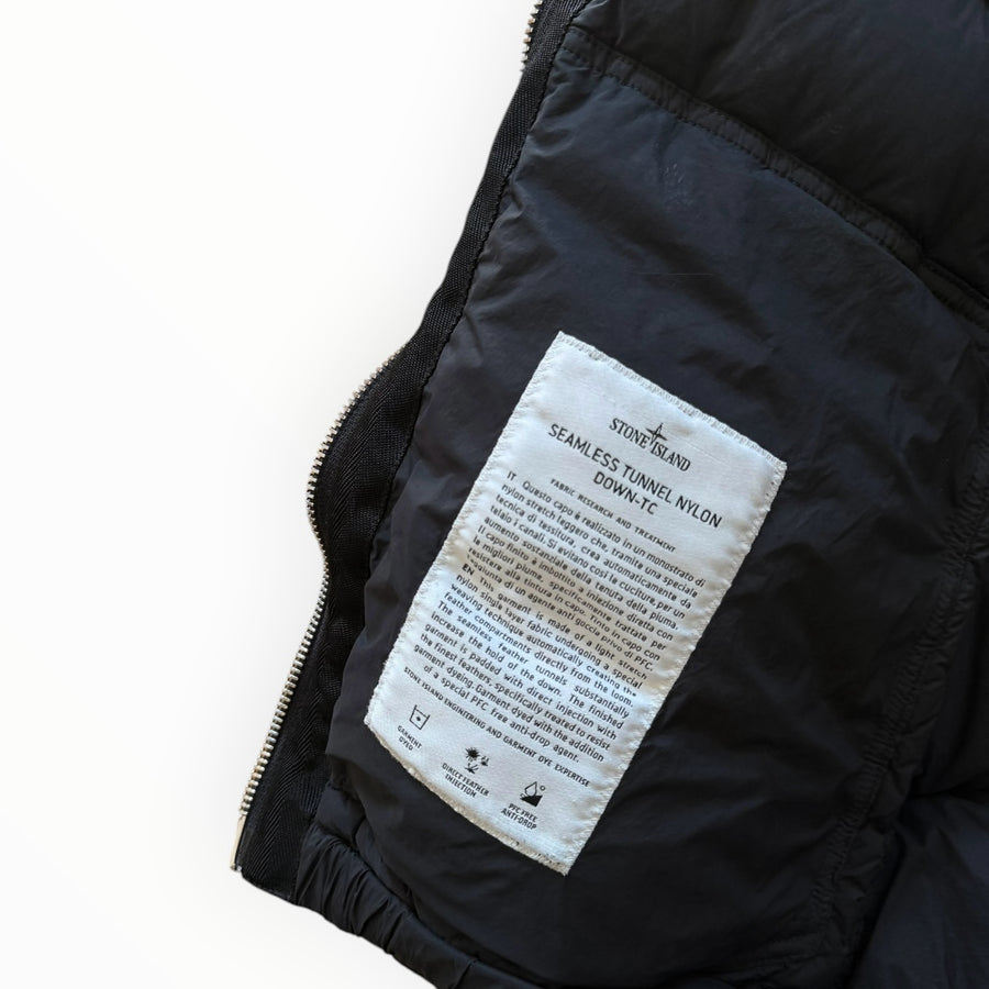 Étiquette intérieure technique Seamless Tunnel Nylon d'une doudoune noire Secondstore Stone Island