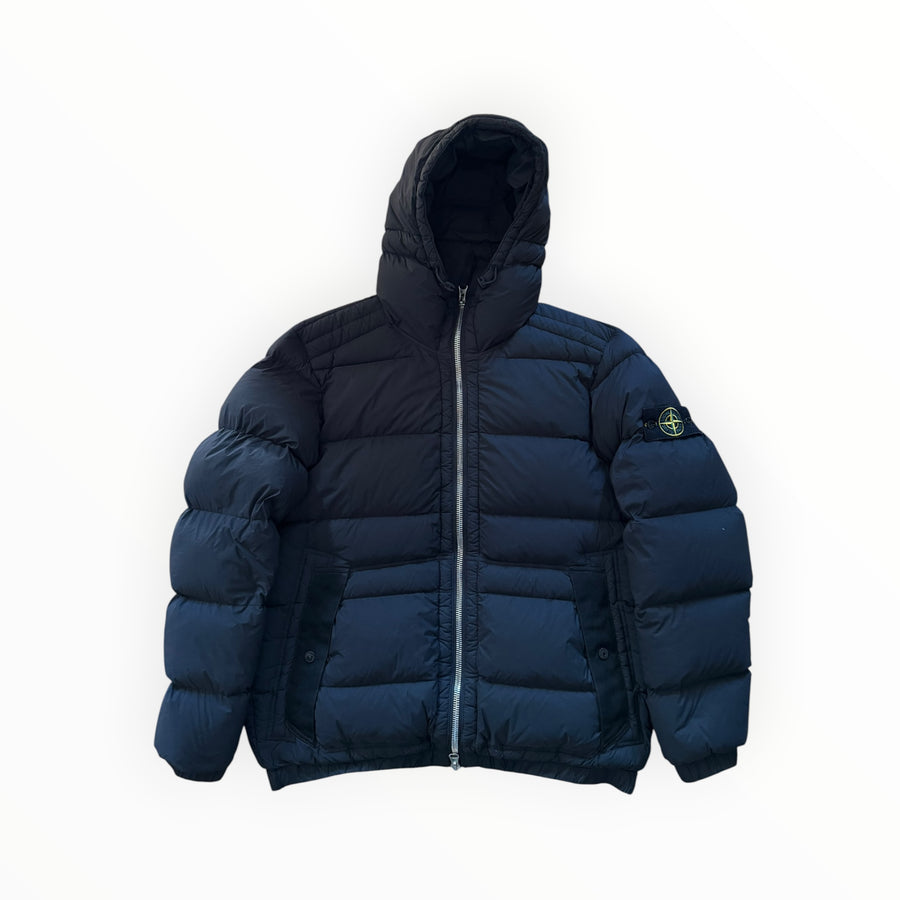 Doudoune noire Secondstore Stone Island en nylon stretch avec capuche et badge emblématique sur la manche