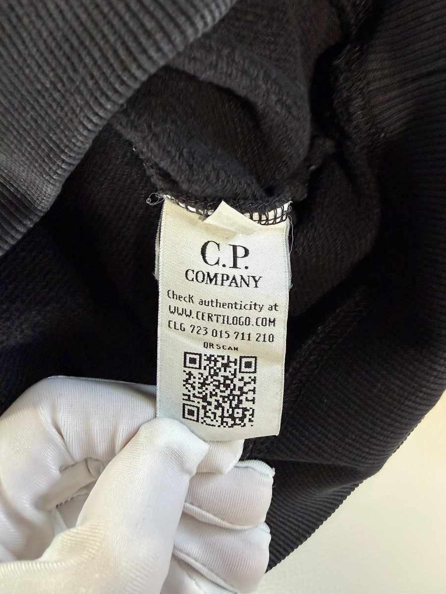 Étiquette d'authenticité Secondstore à l'intérieur d'un sweat-shirt noir C.P. Company avec code QR et Certilogo