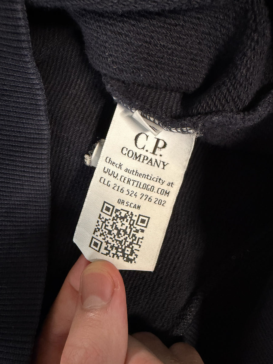 Étiquette d'authenticité avec code QR et logo C.P. COMPANY à l'intérieur du sweat-shirt noir Secondstore