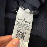 Etiquette d'authenticité intérieure Secondstore sur un sweat-shirt bleu marine Stone Island avec code Certilogo