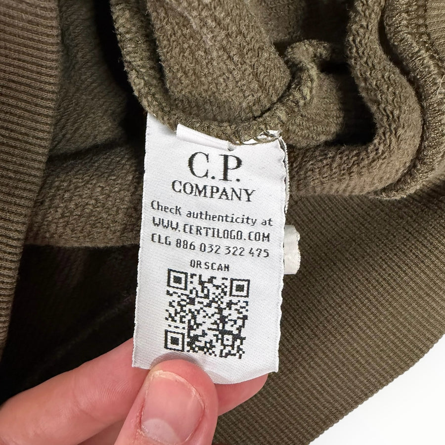 Étiquette d'authenticité Secondstore à l'intérieur d'un sweat-shirt kaki C.P. COMPANY avec code QR et Certilogo