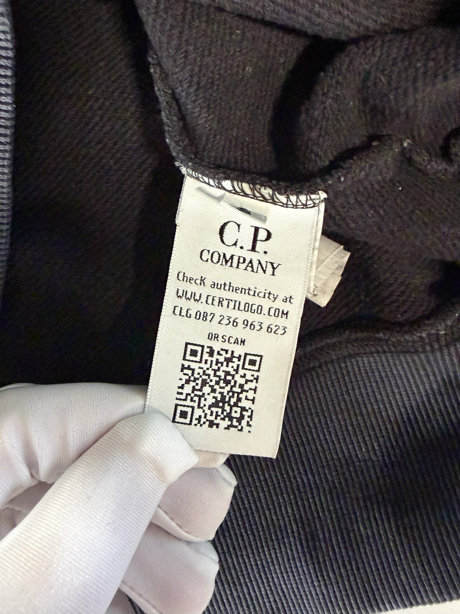 Étiquette d'authenticité Secondstore sur un sweatshirt noir C.P. Company avec code QR et lien Certilogo