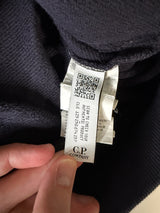 Étiquette d'authenticité avec code QR sur un sweat-shirt bleu marine Secondstore C.P. Company