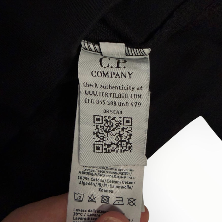 Étiquette de composition et d'authenticité Secondstore pour sweat-shirt C.P. Company en coton noir avec QR code