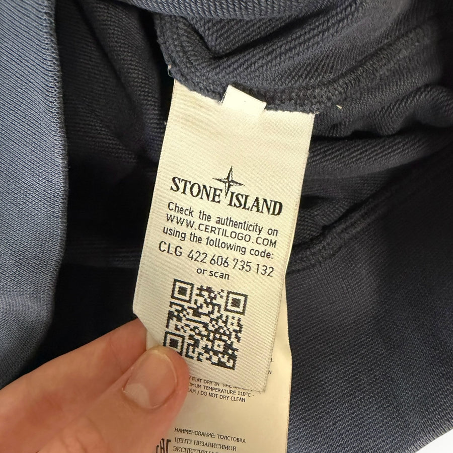 Étiquette d'authenticité Certilogo avec code QR à l'intérieur d'un sweat-shirt bleu marine Secondstore Stone Island