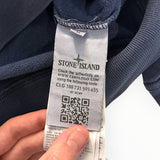 Étiquette d'authenticité avec code QR et logo Stone Island sur un sweat-shirt bleu marine de Secondstore