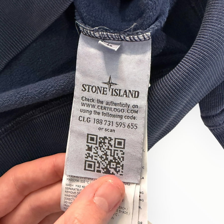 Étiquette d'authenticité avec code QR et logo Stone Island sur un sweat-shirt bleu marine de Secondstore