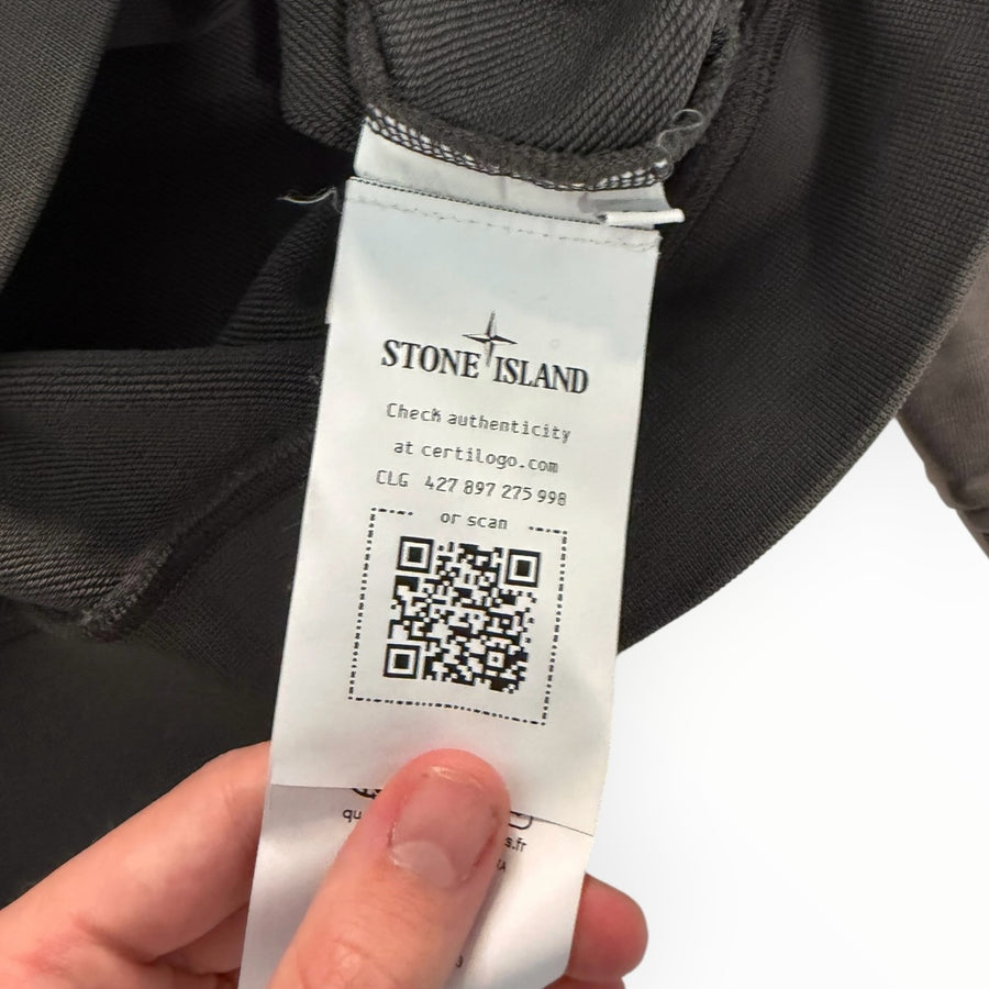Étiquette d'authenticité Secondstore sur un sweat-shirt gris anthracite Stone Island avec code QR et logo