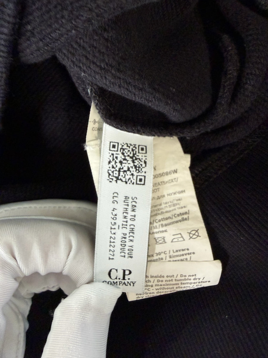 Étiquette d'authenticité avec QR code et logo Secondstore sur un sweat-shirt noir en coton C.P. Company