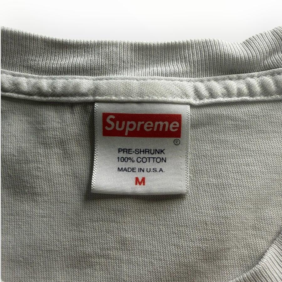 Étiquette de col blanche Secondstore pour t-shirt Supreme en coton avec logo rouge et taille M