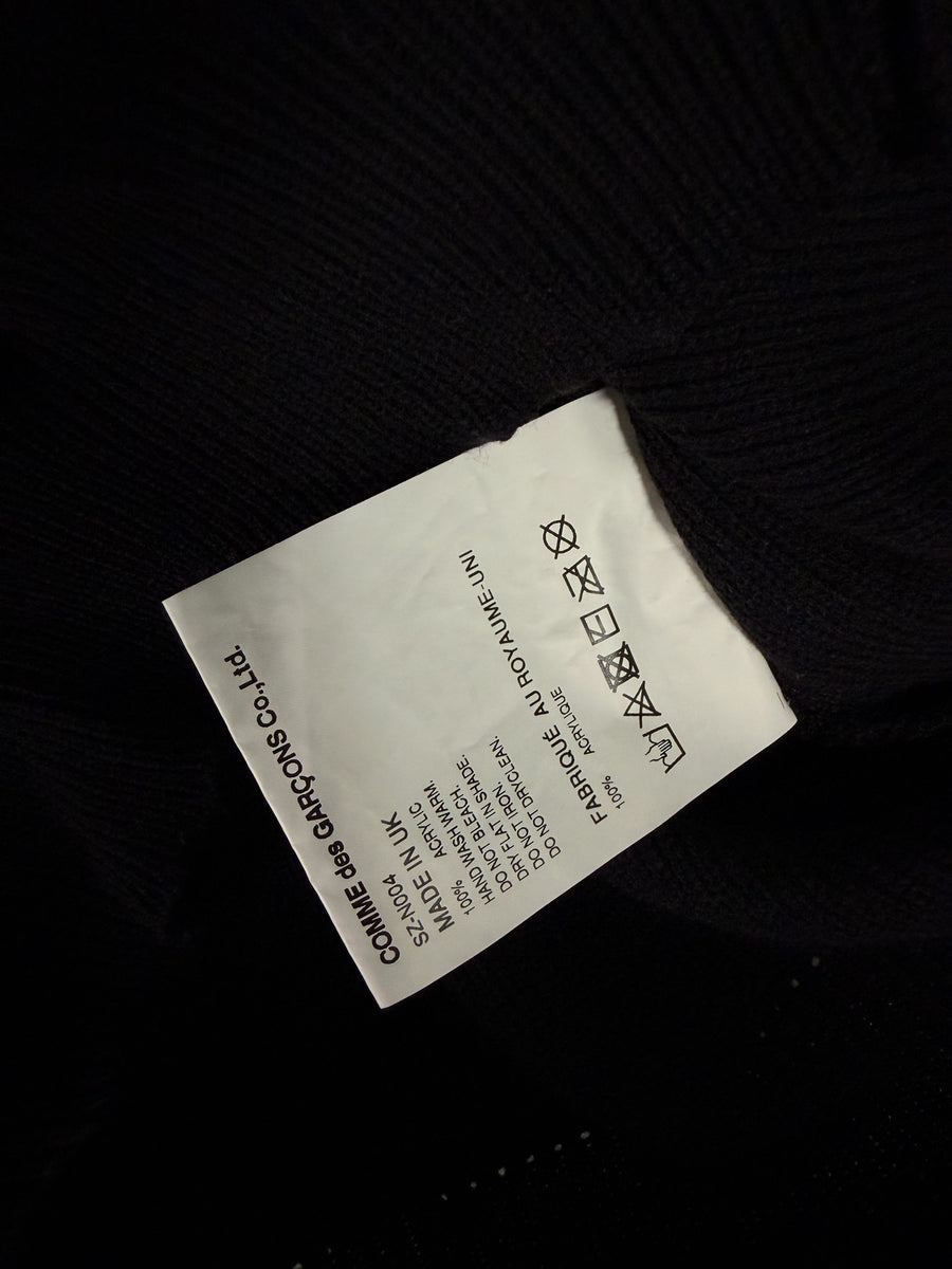 Étiquette de composition Secondstore sur un cardigan noir en maille Comme des Garçons fabriqué au Royaume-Uni