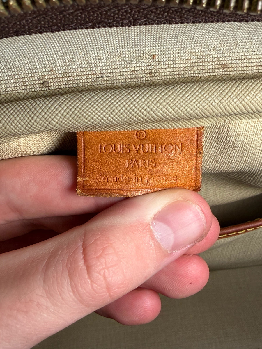 Étiquette en cuir marron avec logo Louis Vuitton Paris made in France à l'intérieur d'un sac Secondstore
