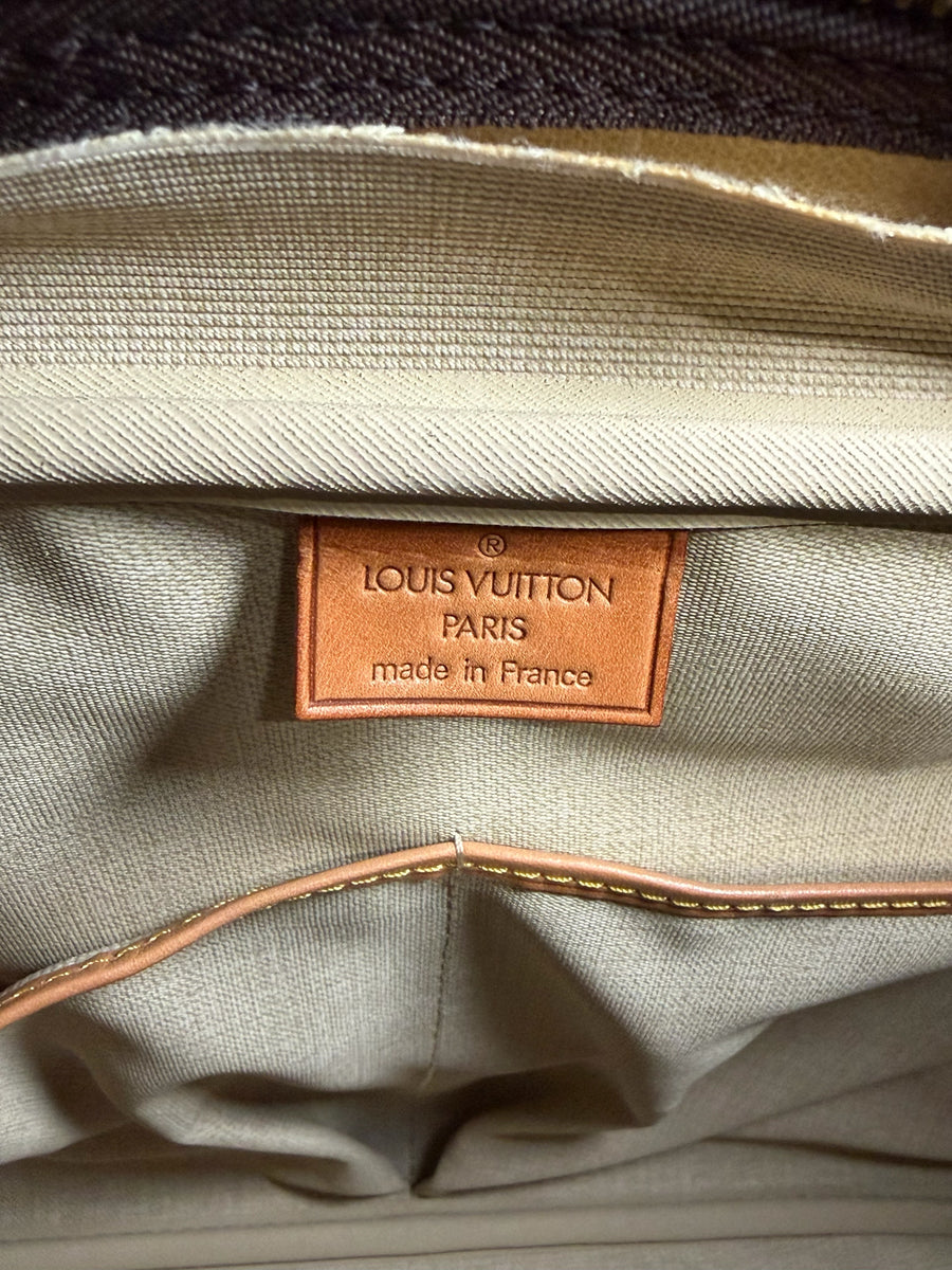 Étiquette en cuir naturel avec logo Louis Vuitton Paris made in France à l'intérieur d'un sac Secondstore