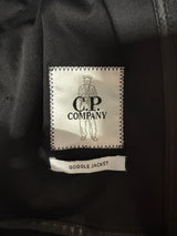 Étiquette intérieure de marque Secondstore sur une veste noire C.P. Company Goggle Jacket avec logo et inscription