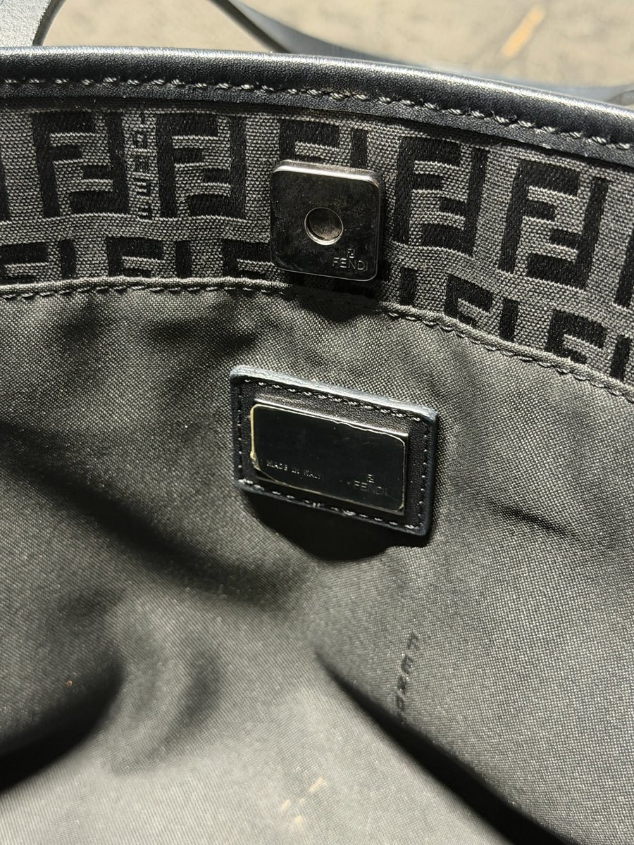 Détail intérieur du sac cabas Secondstore Fendi en toile noire avec motif Zucca et plaque métallique gravée