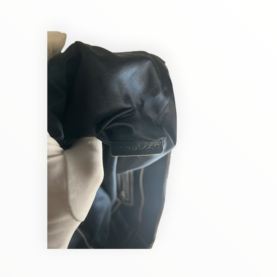 Etiquette de numéro de série à l'intérieur du sac cabas Fendi en toile noire Secondstore