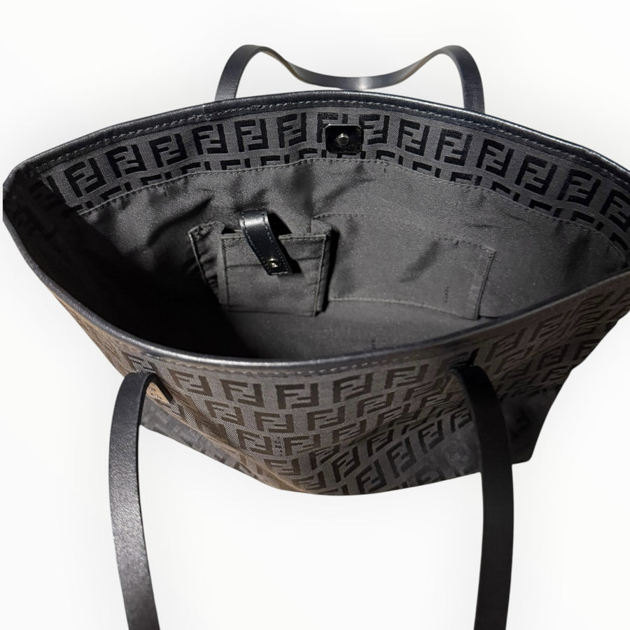 Intérieur du sac cabas Secondstore Fendi en toile noire avec motif Zucca ton sur ton et finitions en cuir
