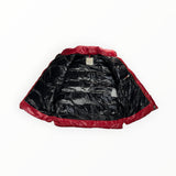 Intérieur d'un gilet sans manches Secondstore Moncler rouge brillant avec doublure noire matelassée et logo