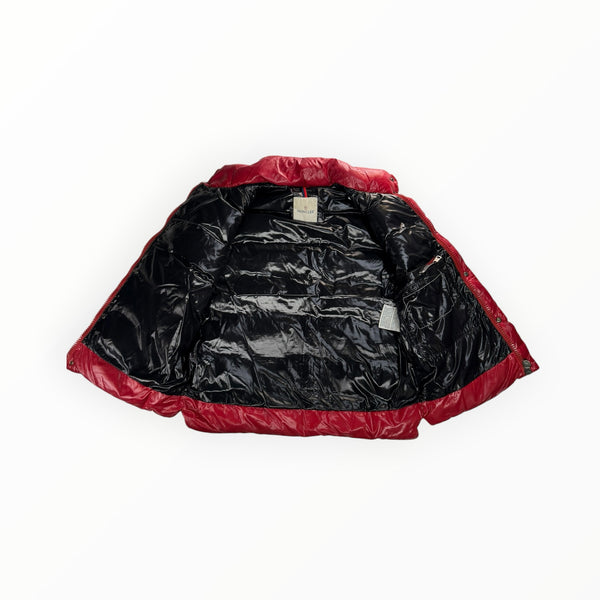 Intérieur d'un gilet sans manches Secondstore Moncler rouge brillant avec doublure noire matelassée et logo