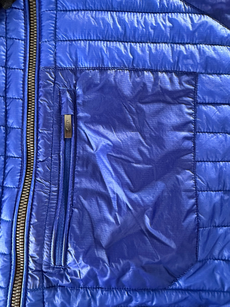 Gros plan sur le gilet sans manches Secondstore Parajumpers bleu électrique matelassé avec fermeture éclair zippée