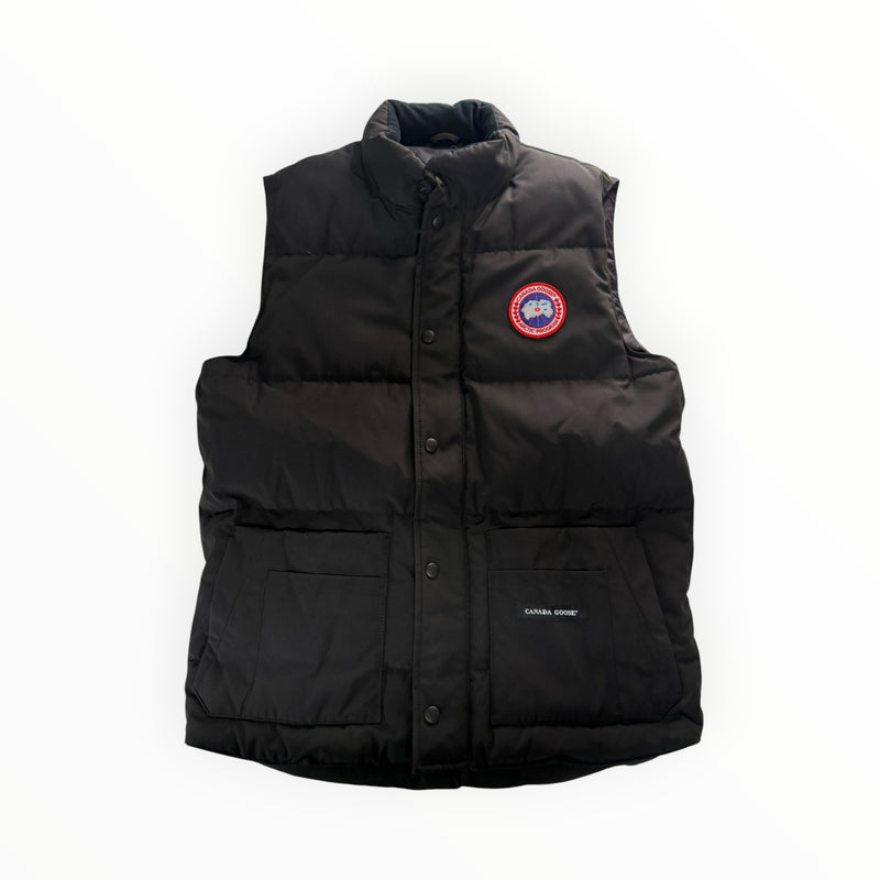 Gilet sans manches noir Secondstore Canada Goose avec logo emblématique et poches frontales, idéal pour l'hiver.
