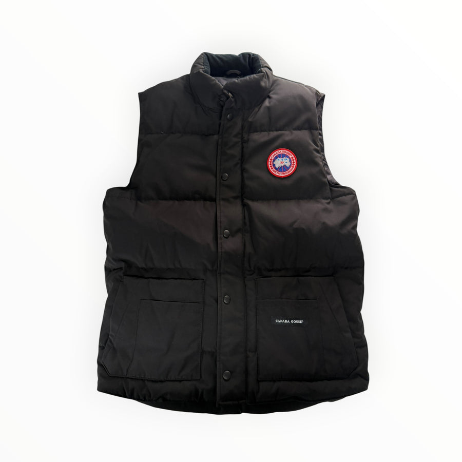 Gilet sans manches noir Secondstore Canada Goose avec logo emblématique et poches frontales, idéal pour l'hiver.