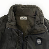 Gilet sans manches Secondstore Stone Island Junior vert olive avec col montant et logo boussole emblématique