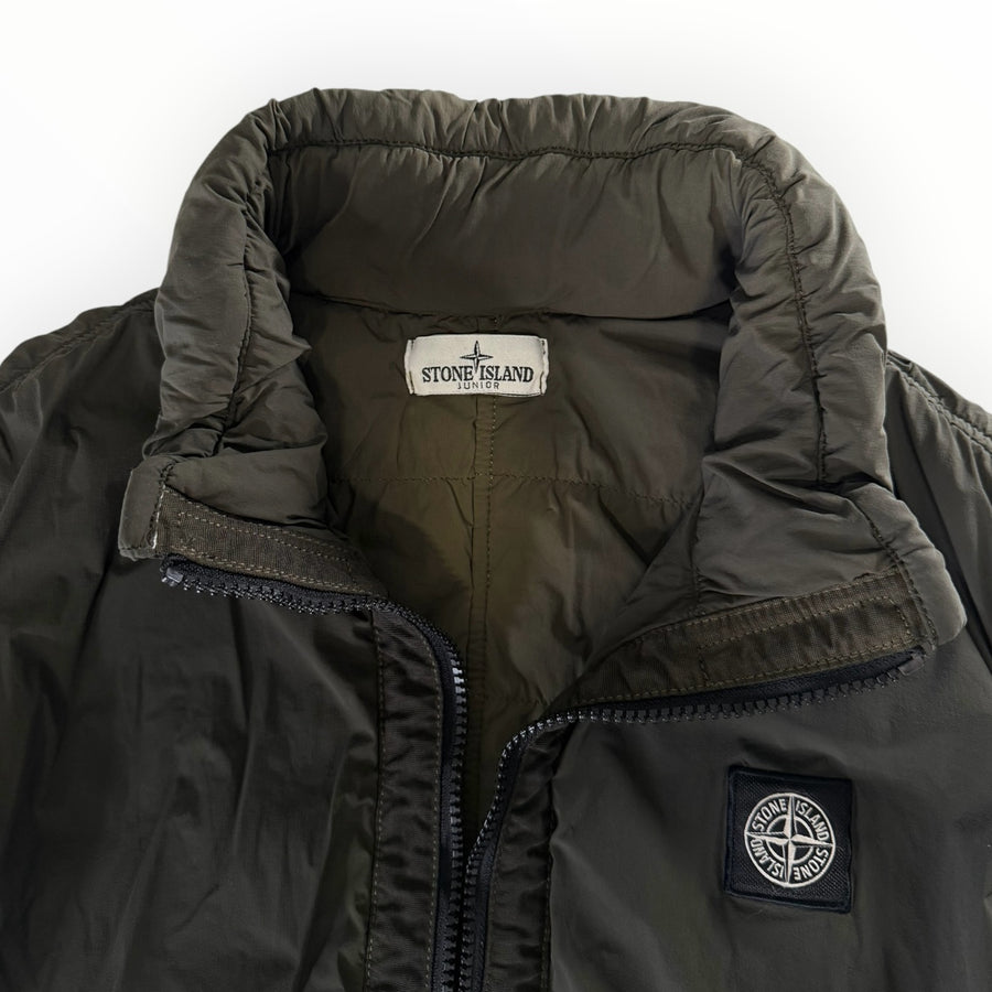 Gilet sans manches Secondstore Stone Island Junior vert olive avec col montant et logo boussole emblématique