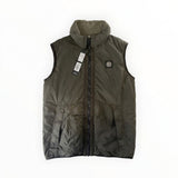 Gilet sans manches Secondstore Stone Island Junior vert olive avec col montant, fermeture zippée et logo boussole.