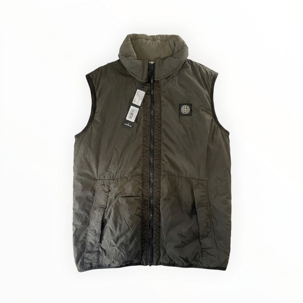 Gilet sans manches Secondstore Stone Island Junior vert olive avec col montant, fermeture zippée et logo boussole.