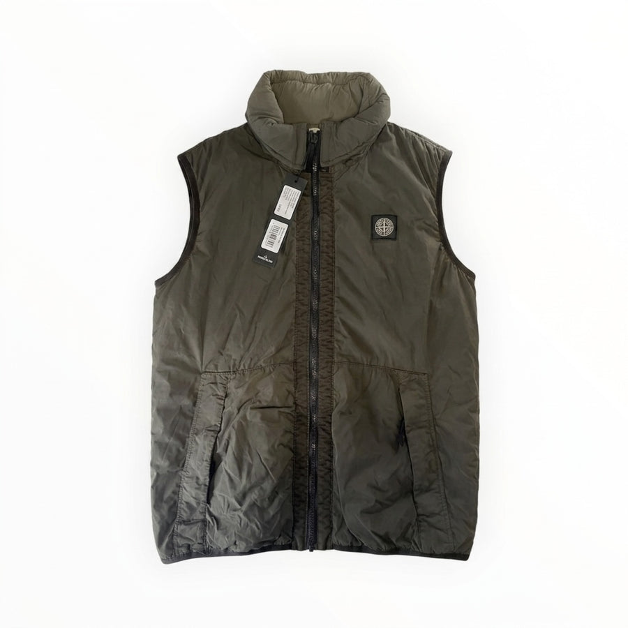 Gilet sans manches Secondstore Stone Island Junior vert olive avec col montant, fermeture zippée et logo boussole.