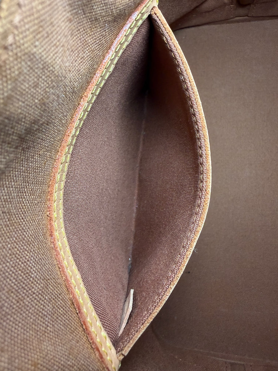 Intérieur en textile marron avec poche plate du sac Secondstore Louis Vuitton Alma, détails de couture en cuir
