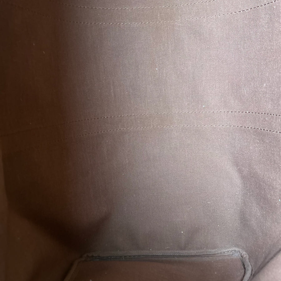 Intérieur spacieux en textile marron du sac de voyage Secondstore Louis Vuitton Keepall
