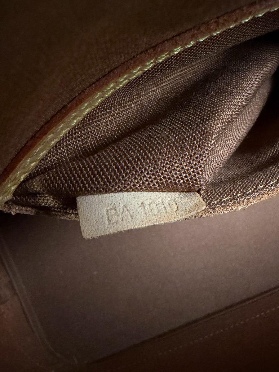 Code date de fabrication gravé sur l'étiquette intérieure en cuir du sac Secondstore Louis Vuitton Alma