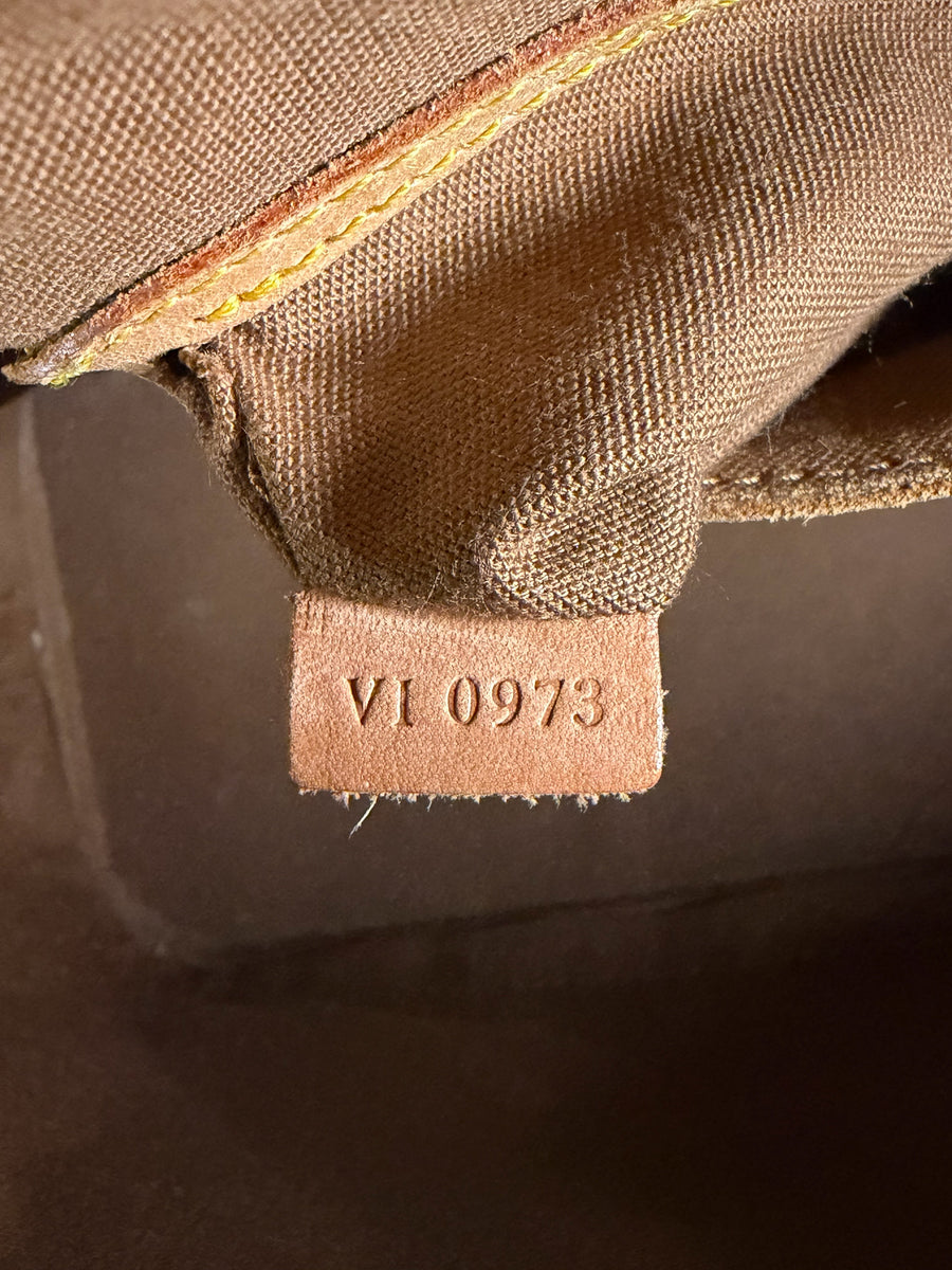 Code de date authentique VI 0973 gravé sur l'étiquette en cuir à l'intérieur du sac Secondstore Louis Vuitton Alma