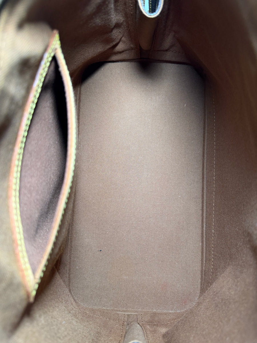 Intérieur spacieux du sac à main Secondstore Louis Vuitton Alma avec doublure textile marron et poche zippée