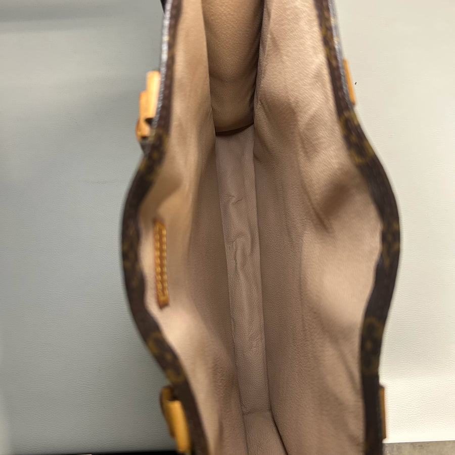 Intérieur spacieux du sac cabas Secondstore Louis Vuitton en toile Monogram avec doublure textile beige