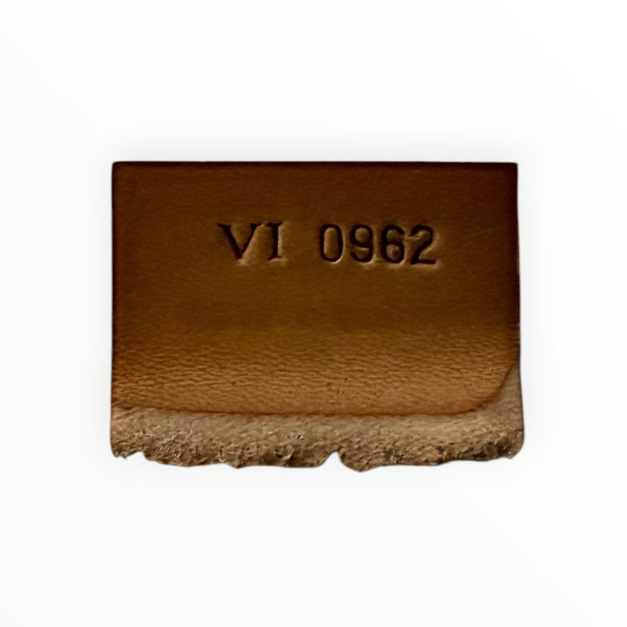 Code de date authentique gravé sur une étiquette en cuir naturel d'un sac Secondstore Louis Vuitton