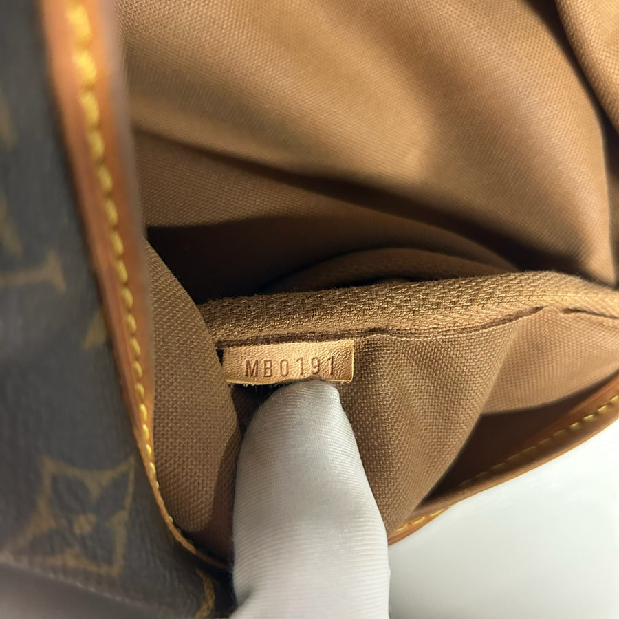 Détail du code de date gravé sur l'étiquette en cuir à l'intérieur d'un sac bandoulière Secondstore Louis Vuitton