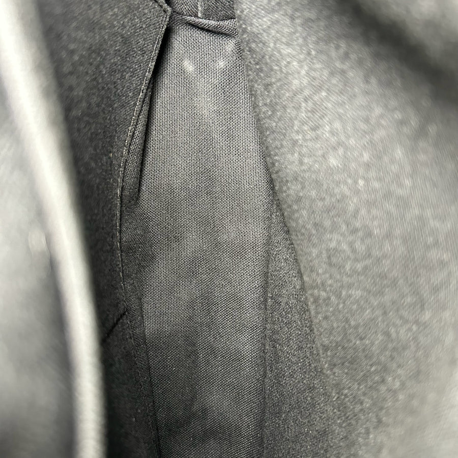 Doublure intérieure noire en textile résistant du sac besace Secondstore Louis Vuitton en toile Damier Graphite