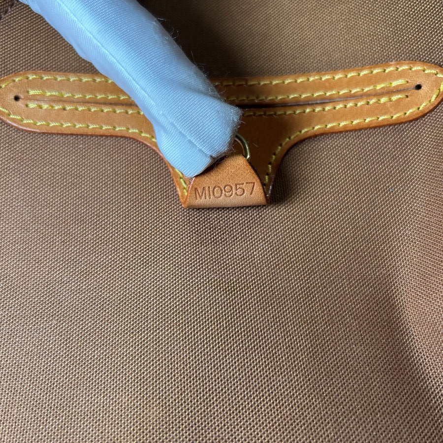 Gros plan sur le code date MI0957 gravé sur le cuir de vachette d'un sac Louis Vuitton Ellipse chez Secondstore