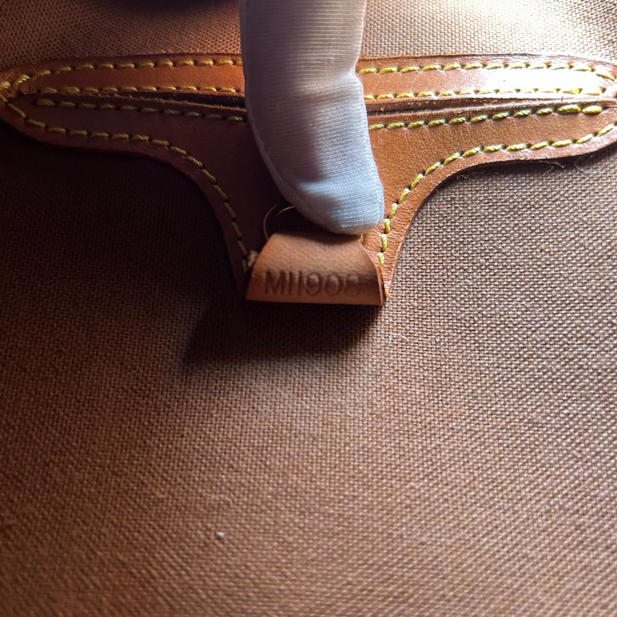 Détail du code date gravé sur une languette en cuir de vachette à l'intérieur du sac Louis Vuitton Ellipse Secondstore