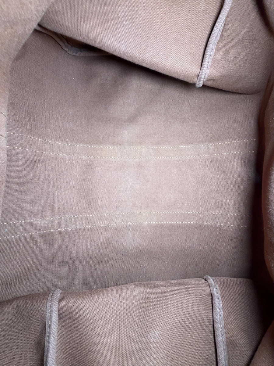 Intérieur spacieux en toile marron du sac de voyage Secondstore Louis Vuitton Keepall avec coutures apparentes