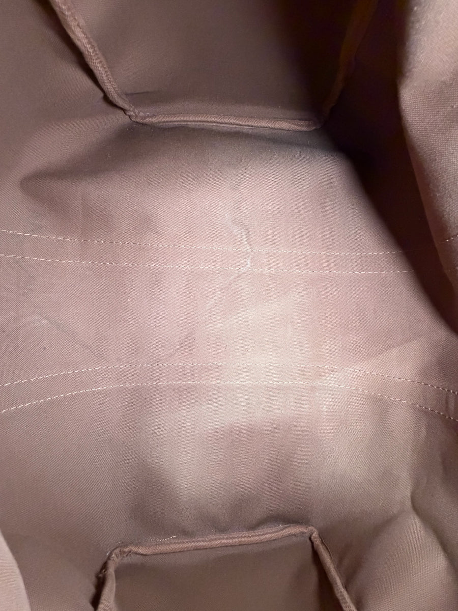 Intérieur spacieux en toile marron du sac de voyage Secondstore Louis Vuitton Keepall avec coutures apparentes