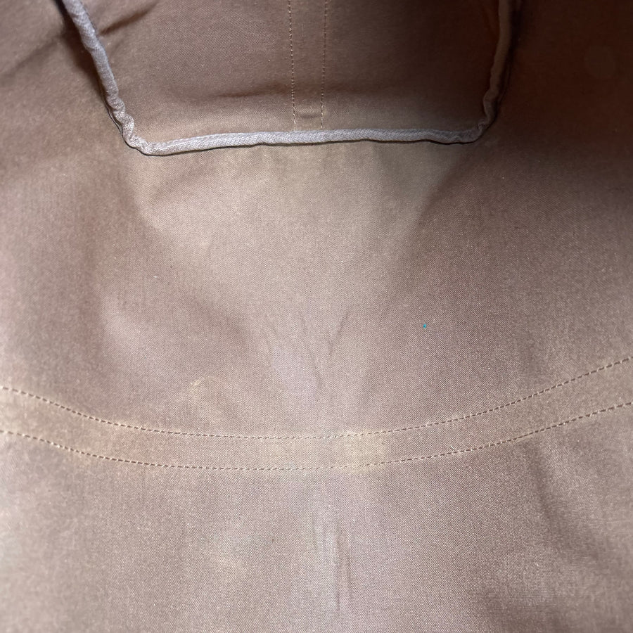 Intérieur spacieux en toile marron du sac de voyage Secondstore Louis Vuitton Keepall avec coutures apparentes